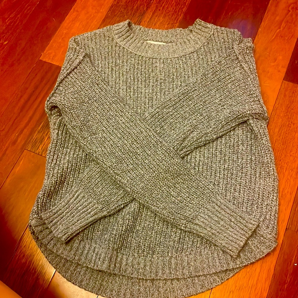 i am selling a sweater, it’s grey from kohls,never been worn!